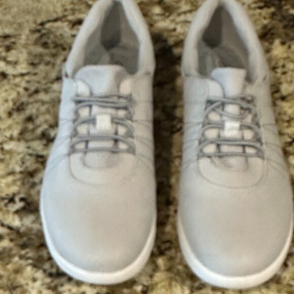 Clarks Adella Stroll Light Grey WOMEN'S  SIZE 11 NWOT  (E/P) - Picture 2 of 6